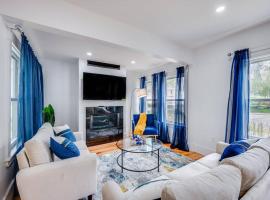 Modern Red Door Haven +5mins to Boston，位于Milton的酒店