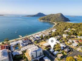 Tomaree Cottage 12 Tomaree Road - 200 mtrs to Beach - Pet Friendly, linen, WiFi & aircon，位于浅滩湾的酒店