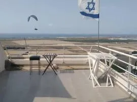 דירה נעימה בקומה 11 בזכרון יעקב, מרפסת משקיפה לים