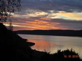 Norsk Bjlkehus Med Fjordudsigt，位于霍布罗的酒店