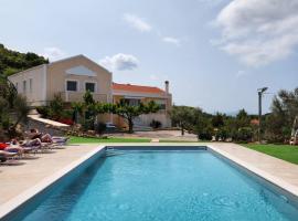 Luxe Villa Amfiario in Attica region, pool & breathtaking views!，位于卡拉莫斯的家庭/亲子酒店