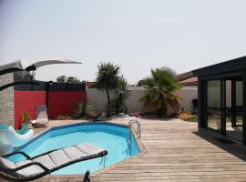 Studio indépendant chez l'habitant avec piscine et cuisine extérieure，位于拉罗谢尔Sitel France附近的酒店