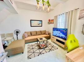 Awesome 2 bedrooms, living & dining area，位于General Trias的酒店