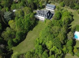 Manoir et Appartements avec piscine au Domaine de Bize Mirepoix，位于米雷普瓦的酒店