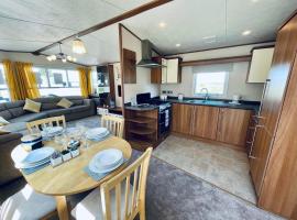 Superb Caravan At Steeple Bay Holiday Park In Essex, Sleeps 6 Ref 36081d，位于Southminster的露营地