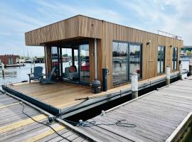 Surla Houseboat "De Albatros" in Monnickendam Tender included，位于蒙尼肯丹的船屋