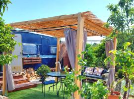 Dream Tiny House or Luxus Tent with pool，位于干尼亚的度假屋