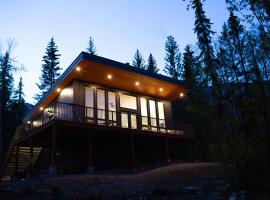 Luxury Private Cabin In The Rockies，位于戈尔登的酒店