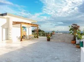 Luxury Penthouse with Private Roof-Deck Jacuzzi!