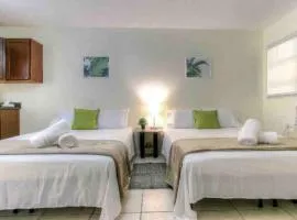 Charming Hallandale Studio 8mins to beach sleeps 4