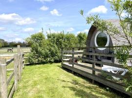 Armadilla 3 at Lee Wick Farm Cottages & Glamping，位于滨海克拉克顿的酒店