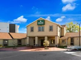 HomeTowne Studios by Red Roof Denver, PA