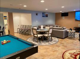 Van Gogh Guest Rm#6 • Van Gogh 6- Private BSMT Rm in single family home，位于罗森戴尔的酒店