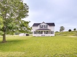 Peaceful Country Home in Serene Setting with Yard，位于Washington的酒店