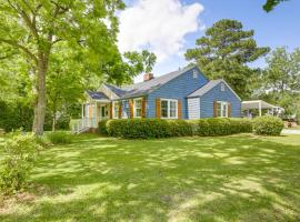 Charming New Bern Cottage with Grill and Fire Pit!，位于新伯尔尼的酒店