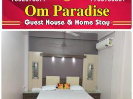 Om Paradise，位于乌贾因乌贾因枢纽火车站附近的酒店