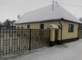 Eva's Little House - Acasă la Tăticul Albinelor