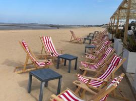 Acadie Saint Victor - Hôtel restaurant -Face mer- Châtelaillon plage，位于沙特拉永普拉日的酒店