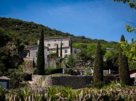 Domaine de Bagard - Village de gîtes - nature et authenticité，位于Sauve的酒店