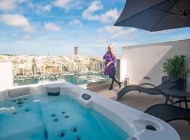 The Address Seafront Suites with Hot Tub，位于佩塔的酒店