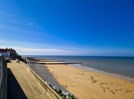 The Wave - 3 bed beach front home in Sheringham，位于谢林汉姆的度假屋