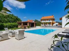 MP Luxury Holiday Home with swimming pool