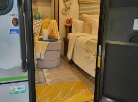 Island Breeze RV，位于卡温顿的酒店