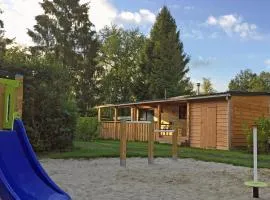 Chalet met Veranda en whirlpool gelegen in NP Drents Friese Wold, camping met zwembad 70