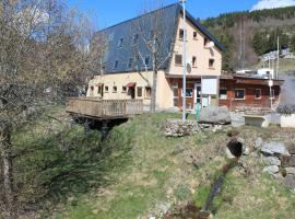 camping hôtel les airelles，位于Saint-Cirgues-en-Montagne的酒店