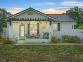 Barefoot Bungalow, Charming 1940s Beach House, 1 Block to Private Beach Access, Beach Gear & BBQ Provided