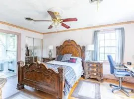 Home Sweet Home Suite #1, near Liberty University, and Lynchburg Hospital, Deluxe Queen Size Bedroom