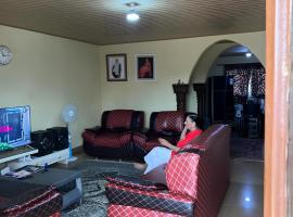Yogi Home Stay Near Freetown Airport，位于弗里敦的度假短租房