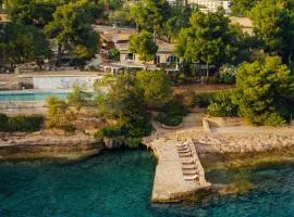 Vasiliki's Villa Beach Front and Pool