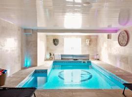 The Filey Coastal Villa - Indoor Swimming Pool - Sauna - Pets，位于法利的酒店