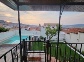 Casa Oasis Puertollano, una casa en un entorno rural en Puertollano, agradable, con Piscina en zona tranquila，位于普埃托利亚诺的酒店