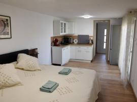 Maison d'hotes - chambre-kitchenette-salle de bain-espace extèrieur，位于尼姆的旅馆