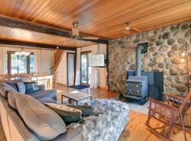 The Woodland Cabin by Instant Suites - Old Village Mont-Tremblant，位于蒙特朗布朗的度假屋