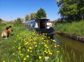 Narrowboat canal holiday from19th august，位于奥尔德马斯顿的船屋