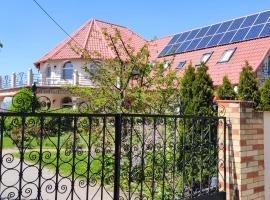 Village Garden Family Guest House，位于Tiszakanyár的酒店