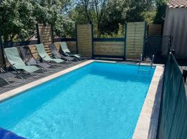 Villa 200m2, 3 suites, patio avec salle jeux, 1 piscine CHAUFFE DE DEBUT AVRIL A FIN OCTOBRE，位于Maruéjols的家庭/亲子酒店