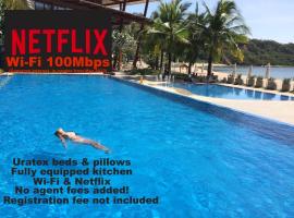 Beach condos at Pico de Loro Cove - Wi-Fi & Netflix, 42-50''TVs with Cignal cable, Uratex beds & pillows, equipped kitchen, balcony, parking - guest registration fee is not included，位于纳苏格布的酒店