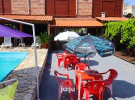 Recanto Pousada JU&JU com piscina COMPARTILHADA，位于巴拉那州蓬塔尔的酒店