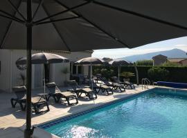 Villa Jamy Roaix avec piscine，位于Roaix的度假屋