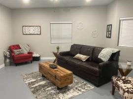 Desert Ranch Home 3 Bedroom + Equine Facility，位于Vail的酒店