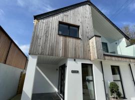 Skylark 4 bed Sleeps 8 with hot tub，位于Treknow的酒店