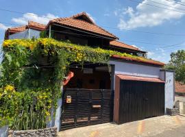 Coorg North Breeze Homestay，位于马迪凯里的住宿加早餐旅馆