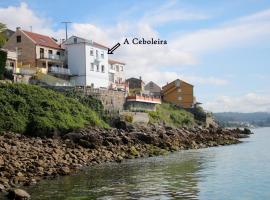 Casa sobre o mar A Ceboleira，位于拉科萨的公寓