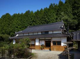 Casa KitsuneAna The Satoyama experience in a Japanese-style modernized 100-year-old farmhouse，位于AkaiwaShiro Shrine附近的酒店