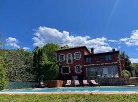 El palacio de Liaño pool chillout bbq，位于Liaño的家庭/亲子酒店