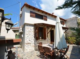 Two-storey house with loft at Agria,Volos，位于阿格里亚的酒店